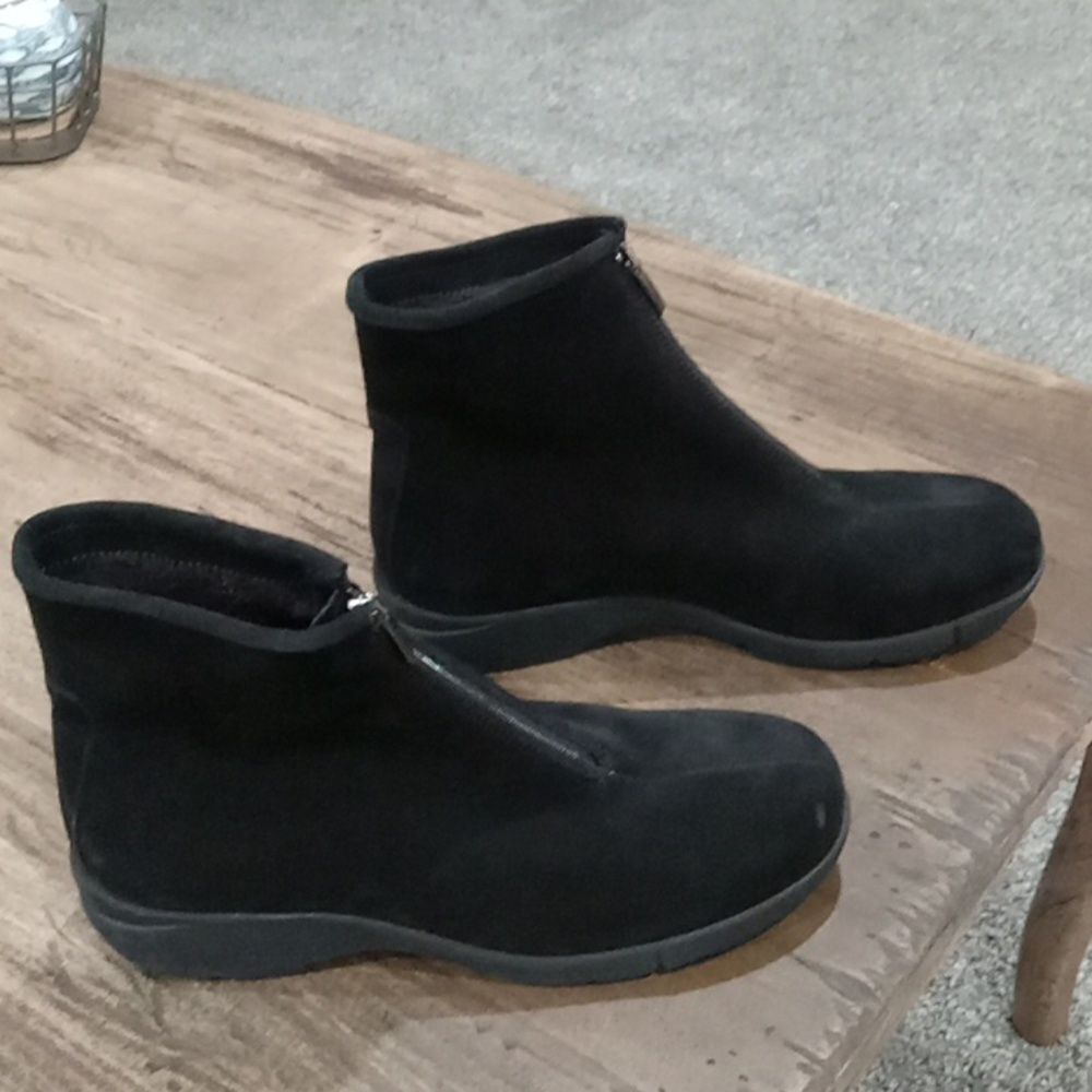 La Canadienne black suede waterproof Italian wedge heel bootie size 9.5 NWT - Picture 2 of 5